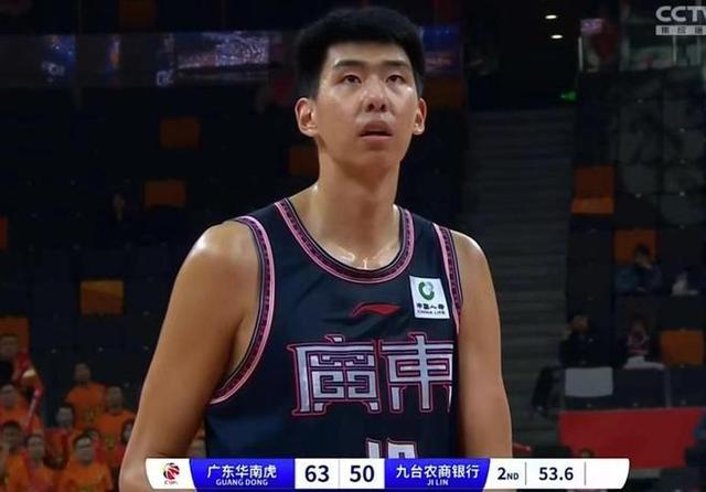 包含AC米兰训练开放日，赛后篮板制胜引欢呼，CBA季后赛在即，心理建设被强调的词条