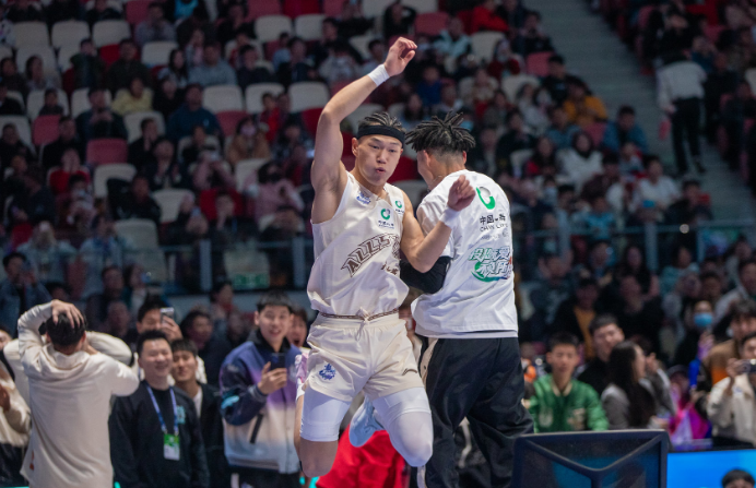 包含AC米兰训练开放日，赛后篮板制胜引欢呼，CBA季后赛在即，心理建设被强调的词条